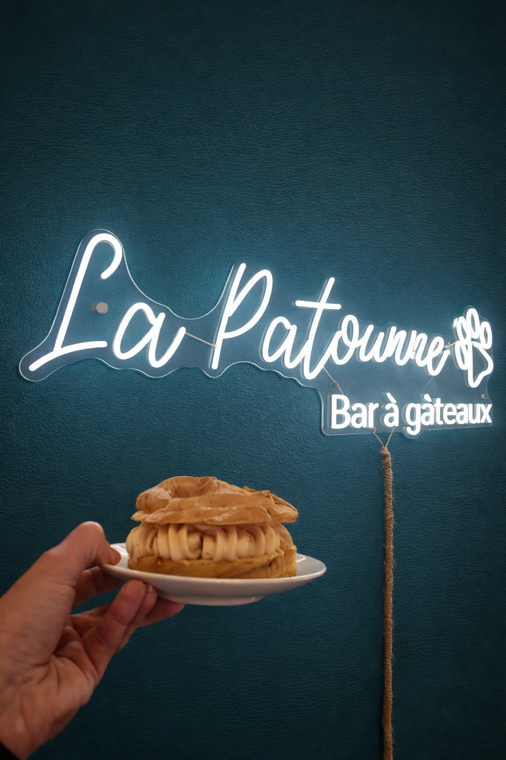 Paris-Brest artisanal devant l’enseigne La Patounne bar à gâteaux à Châteauroux